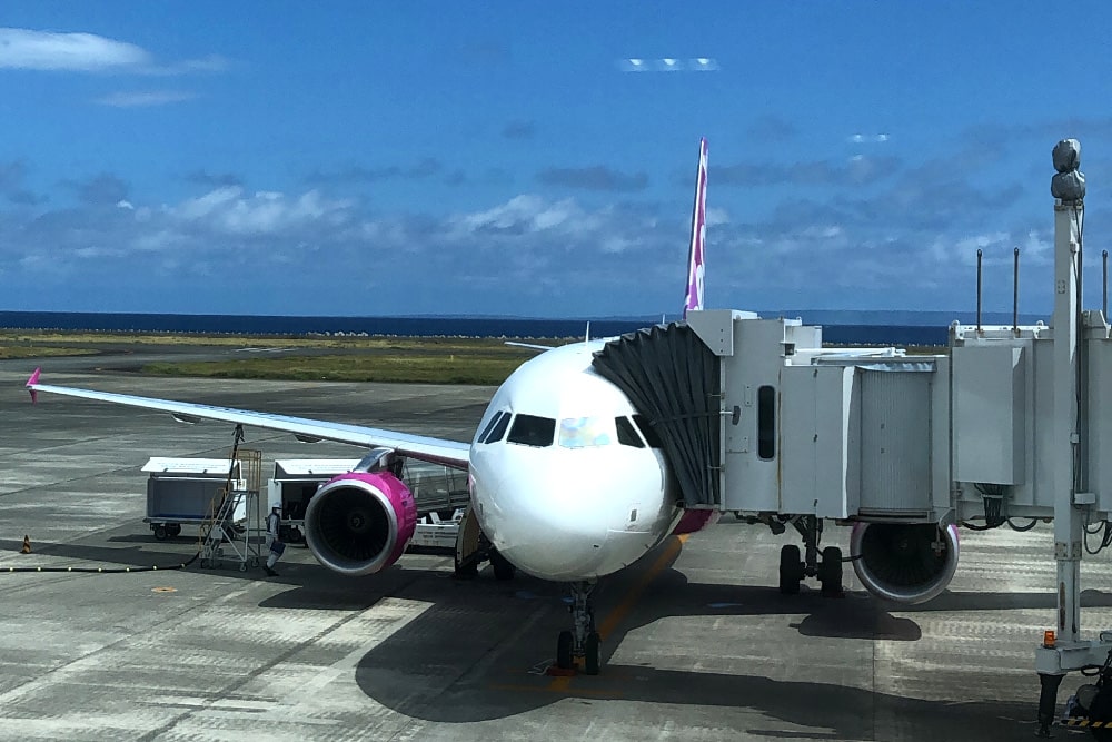 Il jumbo jet della Skymark Airlines arriva all'aeroporto di Amami