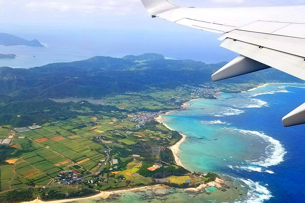 从飞机内拍摄的奄美大岛