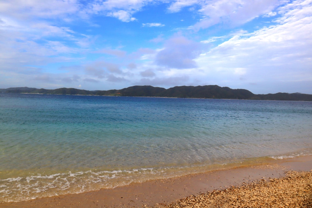 面对奄美大岛东北部的赤木湾，仓崎海滩是一个壮观的海滩，是浮潜和潜水的热门地点。