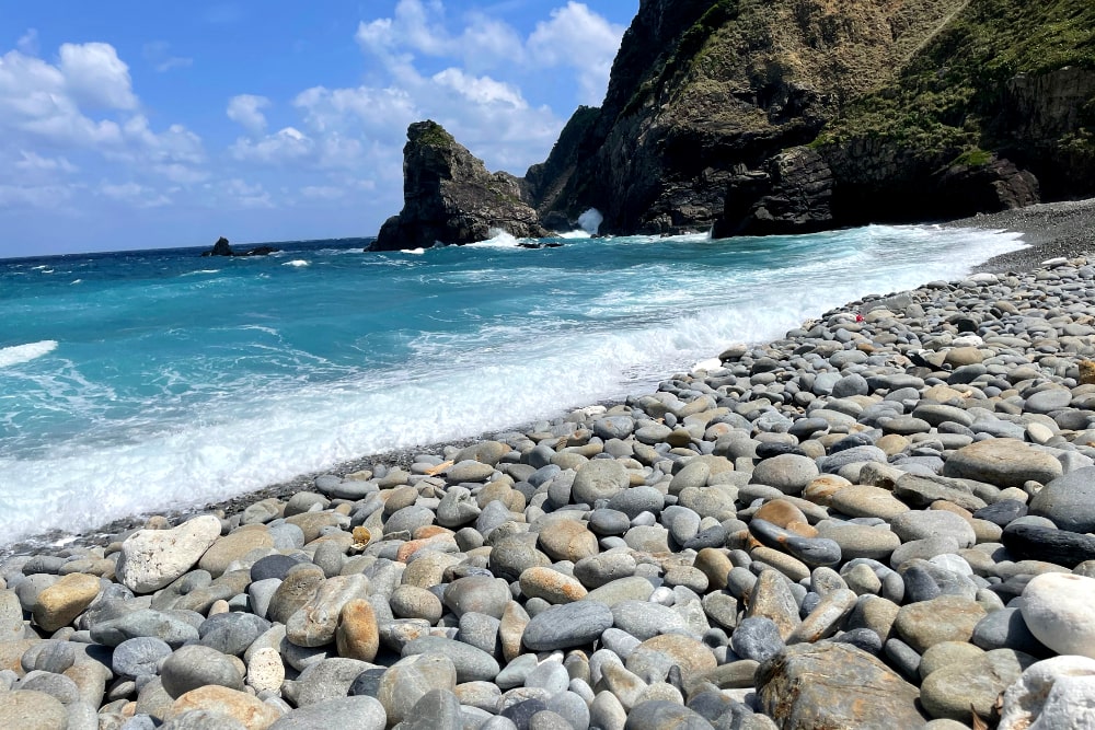 ホノホシ海岸は荒い波に削られた丸い石でできています。この石のひとつひとつには魂が宿っているという古い言い伝えがあり、持ち帰ると災難が起こるという噂