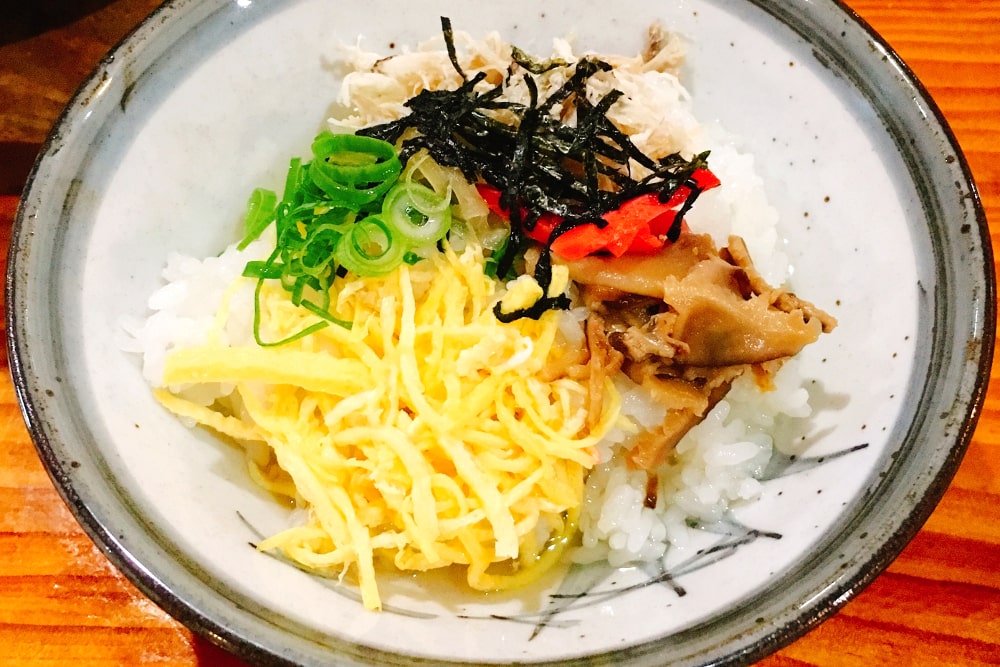 奄美的代表性地方菜是 "鸡肉饭"。
