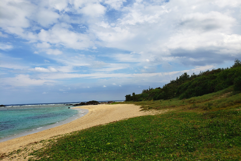 面对奄美大岛东北部的赤木湾，仓崎海滩是一个壮观的海滩，是浮潜和潜水的热门地点。