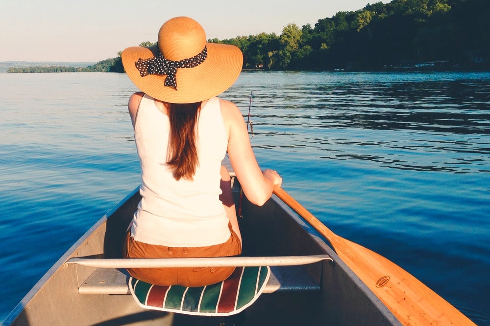 マングローブのカヌーツーリングに適した服装は、日焼け対策として帽子も有効。風に飛ばされないようにあご紐付きや、ぴったりサイズがおすすめ。