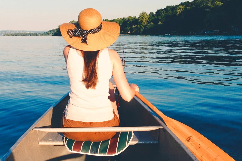 The appropriate clothing for mangrove canoeing includes a hat to protect against sunburn. We recommend a hat with a chin strap to prevent it from being blown away by the wind, or a hat of the right size.