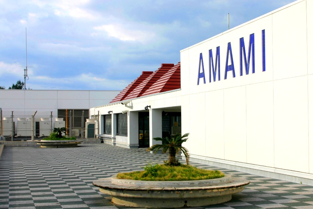 Ponte di osservazione sul tetto dell'aeroporto di Amami. Un luogo turistico nascosto con vista sulla pista e sul mare.