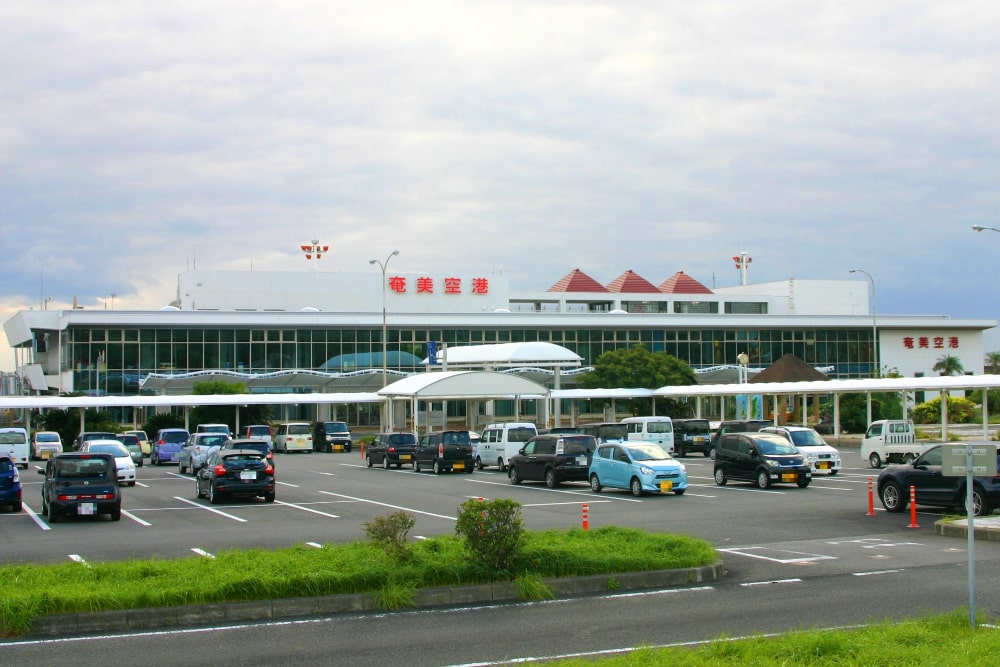 当你走出奄美机场时，有巴士、出租车站和停车场。