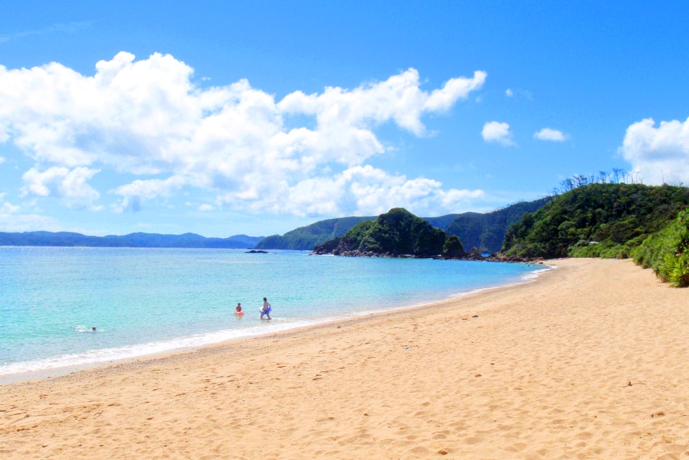 La plage "Yadori-hama" est située au sud de l'île d'Amami Oshima et surplombe l'île de Kakaroma de l'autre côté de la rivière.