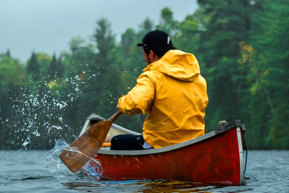 The best clothing for canoe touring in the mangroves is a windbreaker or cape. When the wind blows, the temperature drops and it becomes cold.