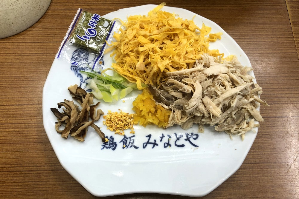 今天的鸡肉饭风格的鼻祖，在米饭上浇上鸡汤和其他配料。