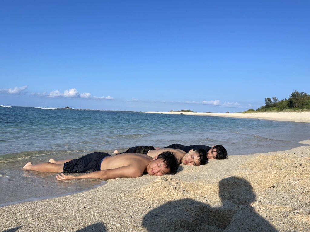 海で寝そべる